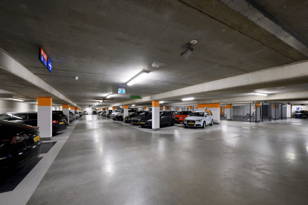 Ondergrondse parkeergarage aan de P.J. Oudweg met geparkeerde auto's en fietsenstalling.